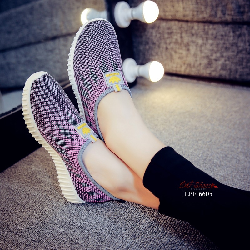 รองเท้าผ้าใบทรงสวมสไตล์ลำลอง (สีม่วง)