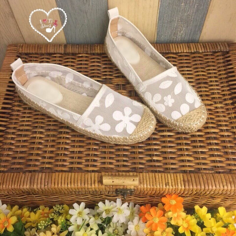 พร้อมส่ง : รองเท้าส้นแบนลายดอกไม้