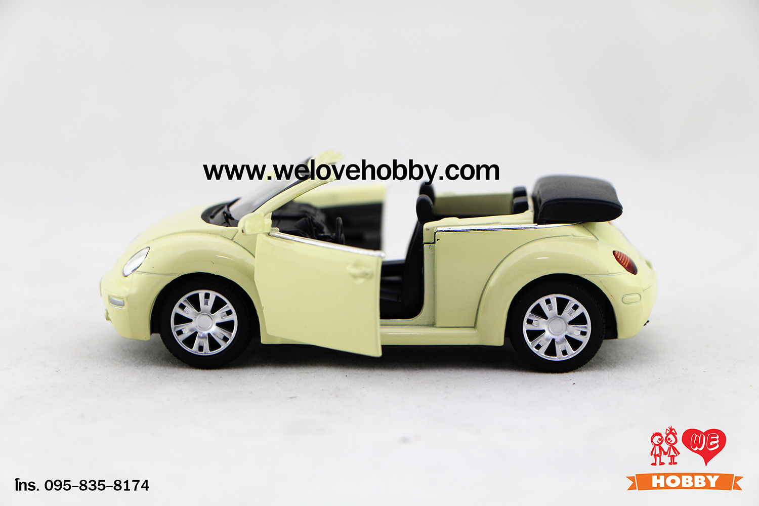 โมเดลรถ Volkswagen New Beetle Convertible (2003) สีเหลืองอ่อน Mellow Yellow Scale 1:32