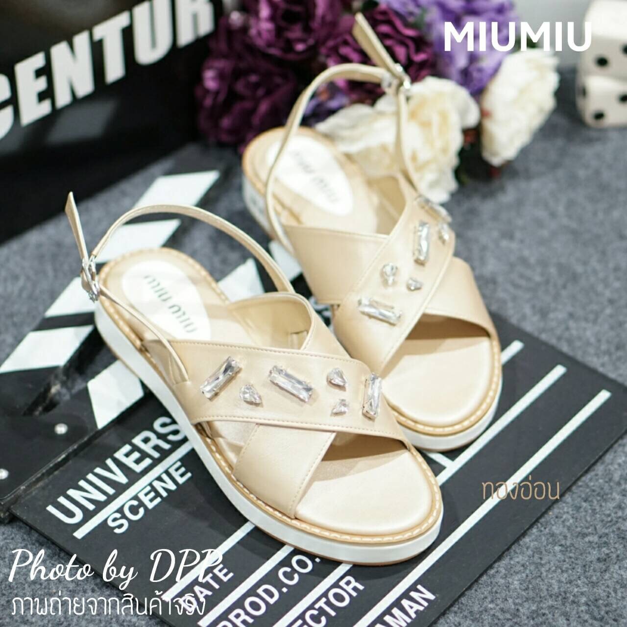 พร้อมส่ง : รองเท้าลำลอง MIUMIU (สีทอง)