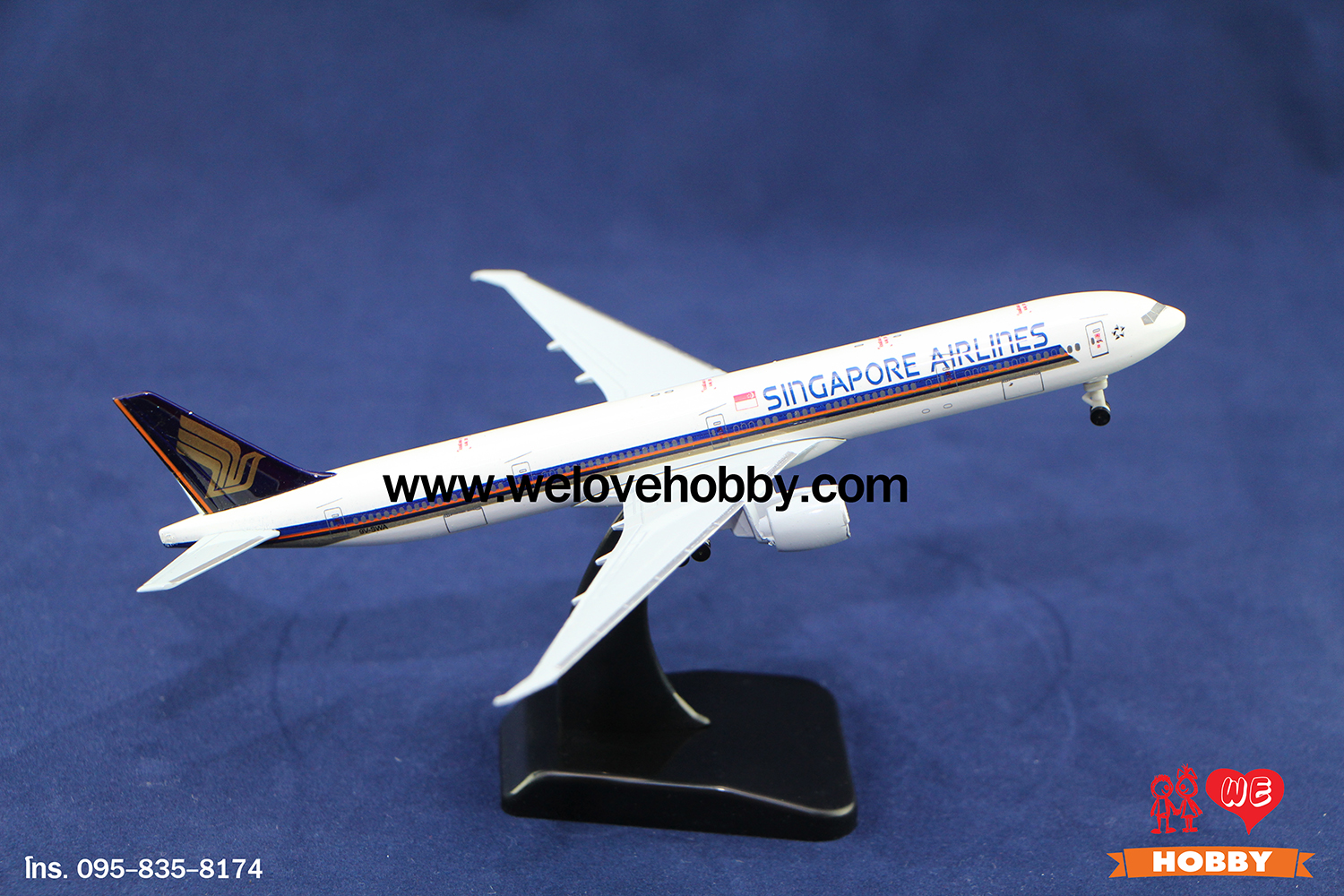 โมเดลเครื่องบิน Singapore Airlines (Boeing 777) สิงคโปร์ ไซส์กลาง แบบมีล้อเครื่องบิน (1:400)