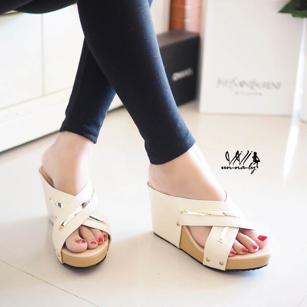 รองเท้าส้นเตารีดหน้าไข้วแต่งทอง (สีครีม)