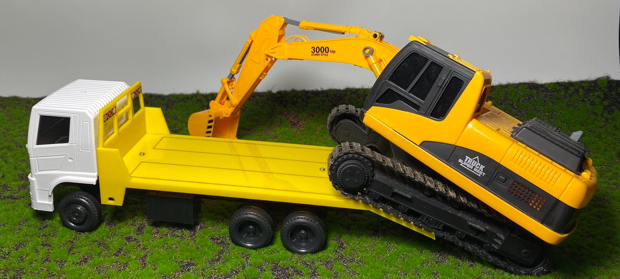 โมเดลรถ 10 ล้อ รถย้ายรถขุดจำลอง 1/24 รถบรรทุกหม่ำโมเดลรถเทรนเลอร์ ของเล่นเด็กผู้ชาย toy