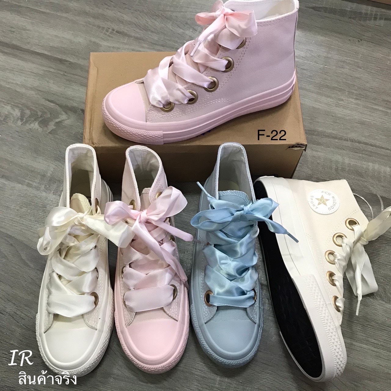 รองเท้าผ้าใบทรงหุ้มข้อพาสเทล (สีขาว)