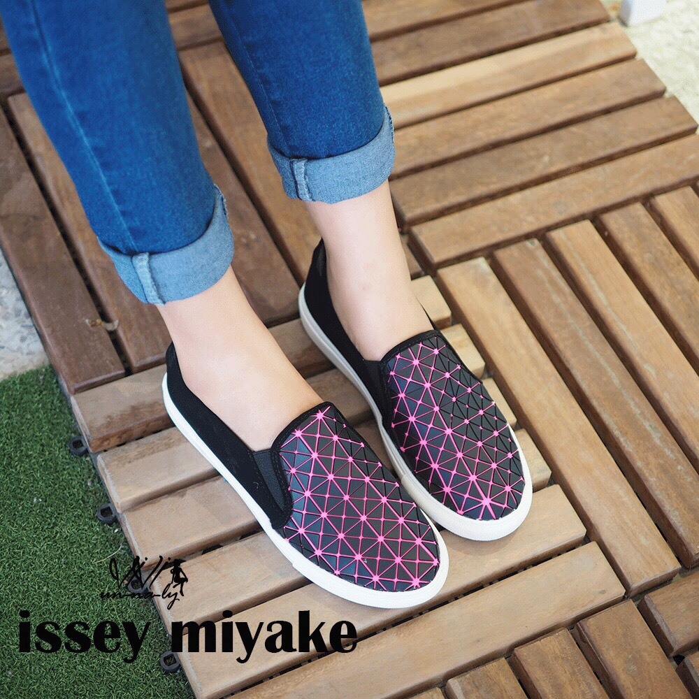 รองเท้า Issey Miyake Slip On (สีดำ)