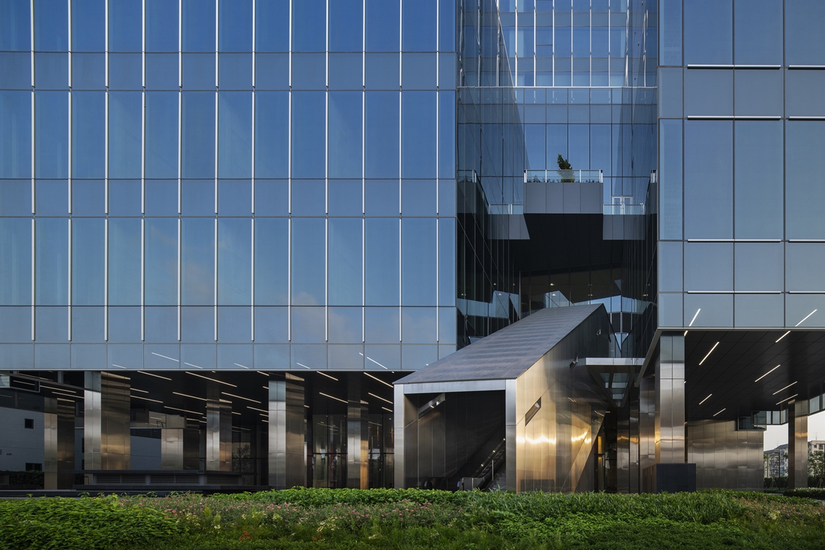 เอไอเอ อีสต์ เกตเวย์ (AIA East Gateway) สำนักงานให้เช่า ติดถนนบางนา-ตราด ใกล้รถไฟฟ้า MRT สายสีเหลือง สถานีศรีเอี่ยม 350 เมตร