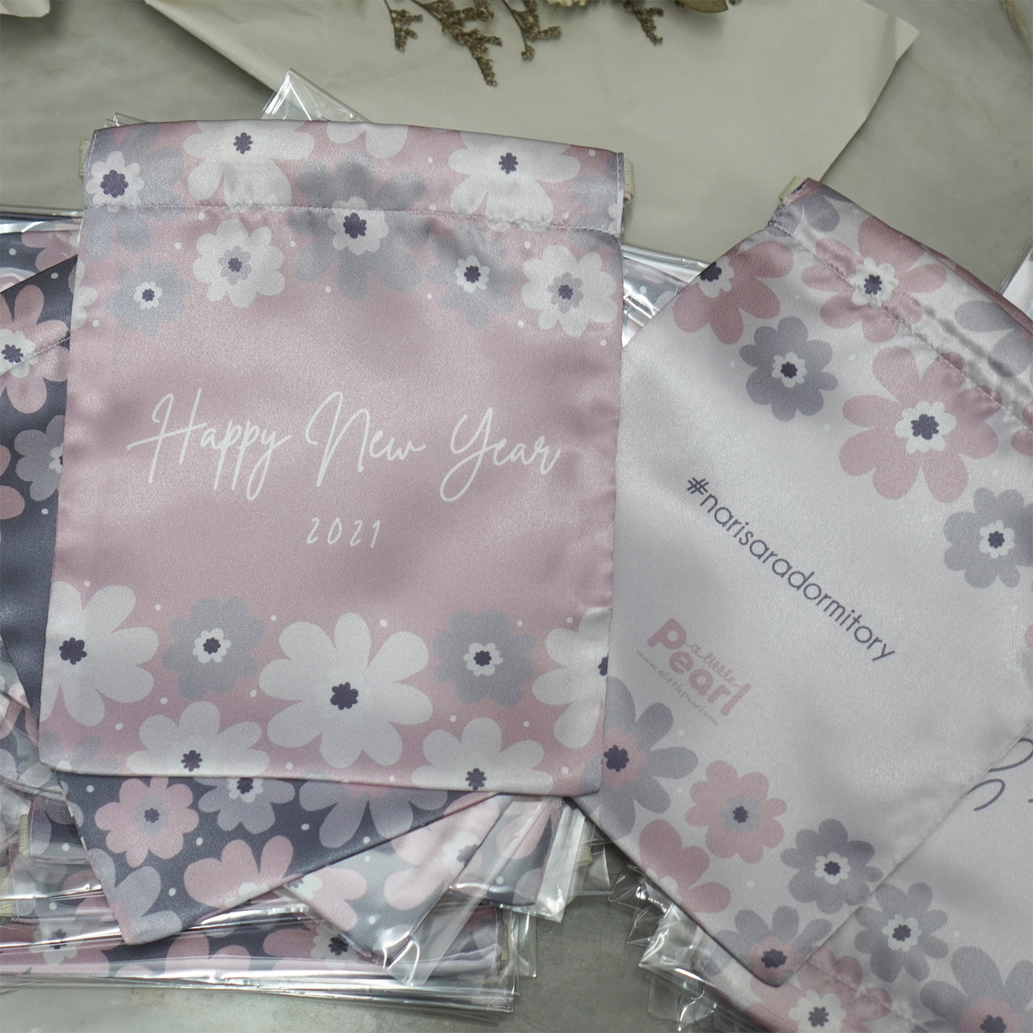 ของขวัญพรี่เมี่ยม ถุงผ้าซาติน ลาย Big Flower (ขั้นต่ำ 10 ชิ้น)