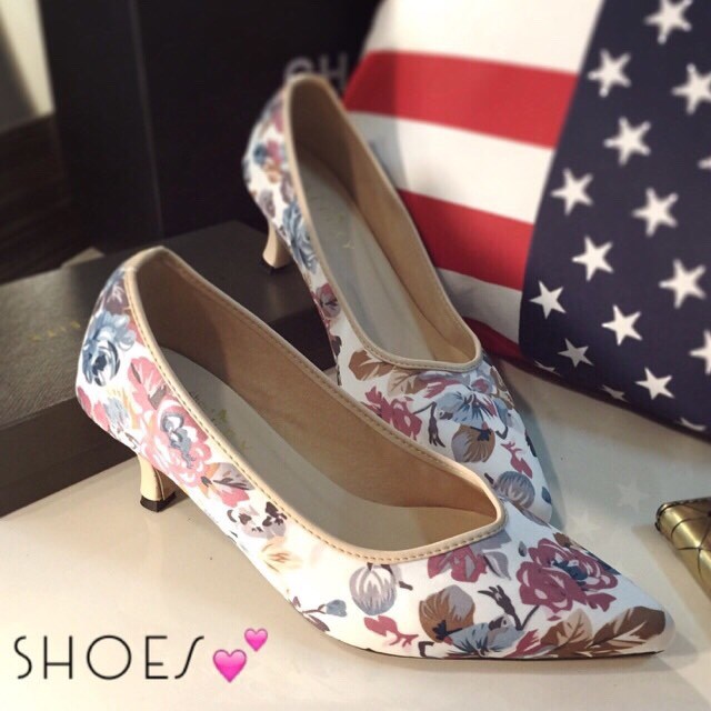พร้อมส่ง : รองเท้าคัทชูลายดอกไม้