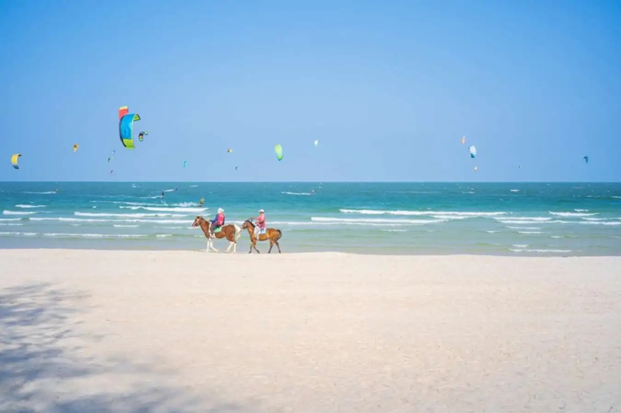 태국 후아힌차암(Hua Hin-Cha-am) 바다 옆에 위치한 4성급 호텔 매매, 241개 객실.