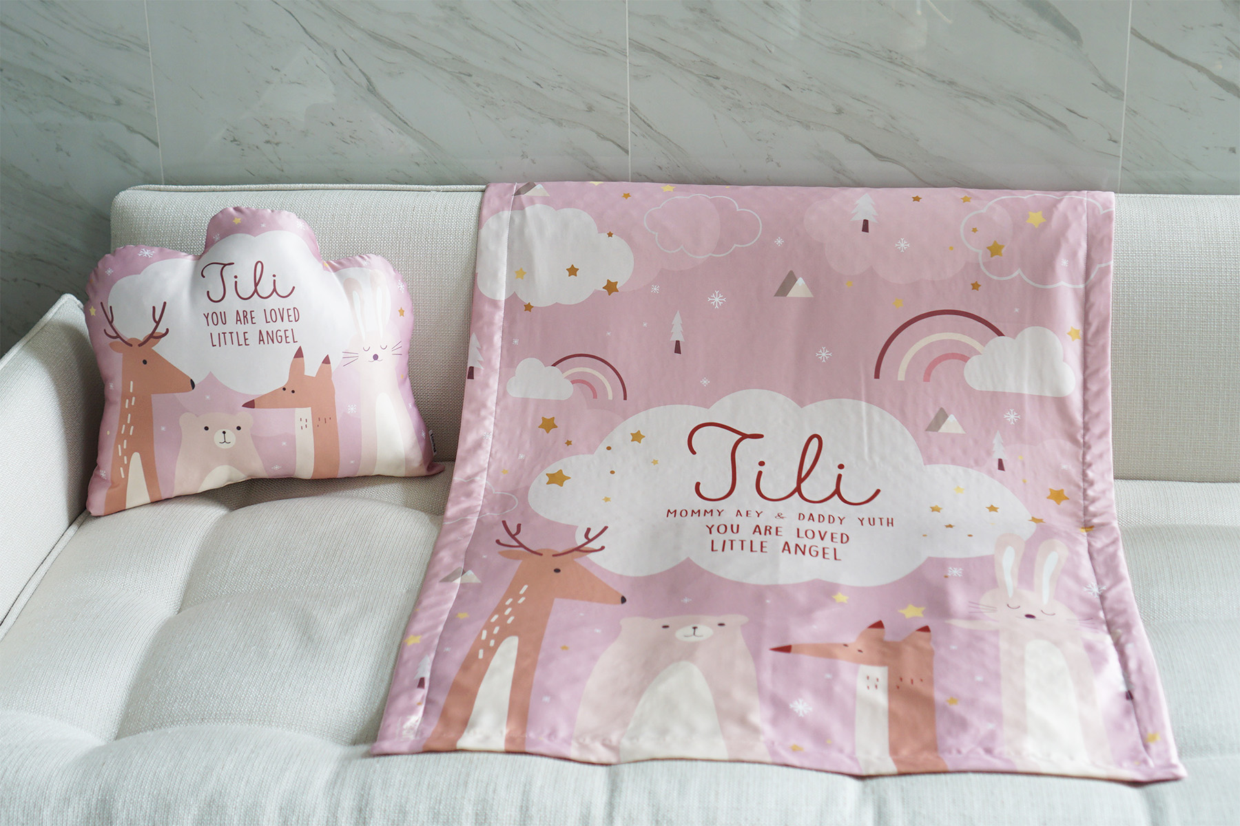 ชุดของขวัญเด็ก หมอนอิง 1 ใบ + ผ้าห่มขนาด 75x100cm ลาย Woodland - Pink