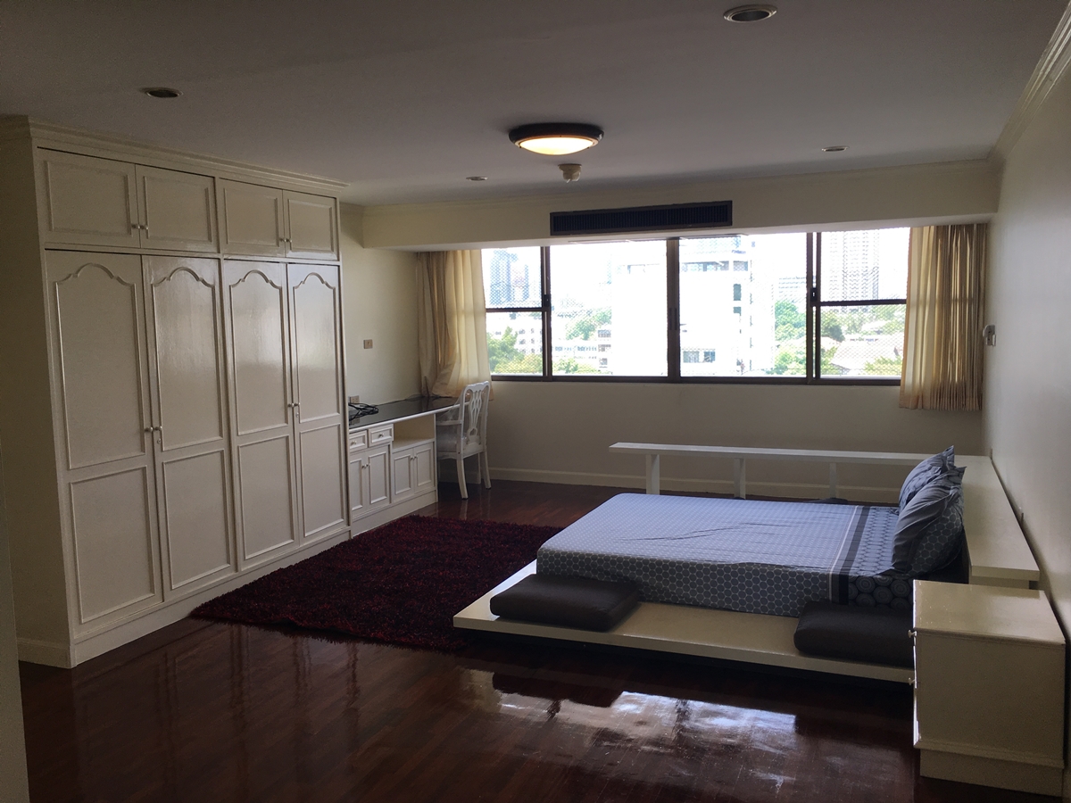 ขายเพนท์เฮ้าส์หรู โอเรียลเต็ล ทาวเวอร์ คอนโดมิเนียม (Oriental Towers Condominium) ซอยเอกมัย 12 (สุขุมวิท 63) ใกล้ดองกิ มอลล์ ทองหล่อ เพียง 300 เมตร