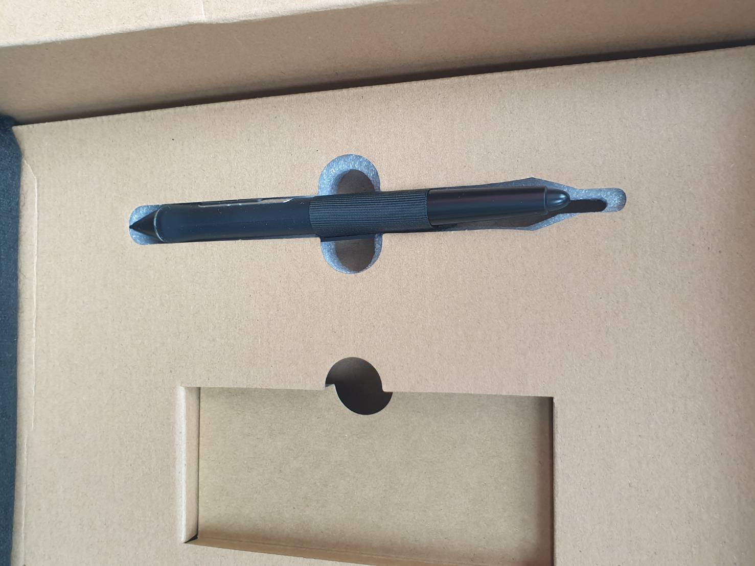 กระดานกราฟิก WACOM CINTIQ 16 DTK-1660