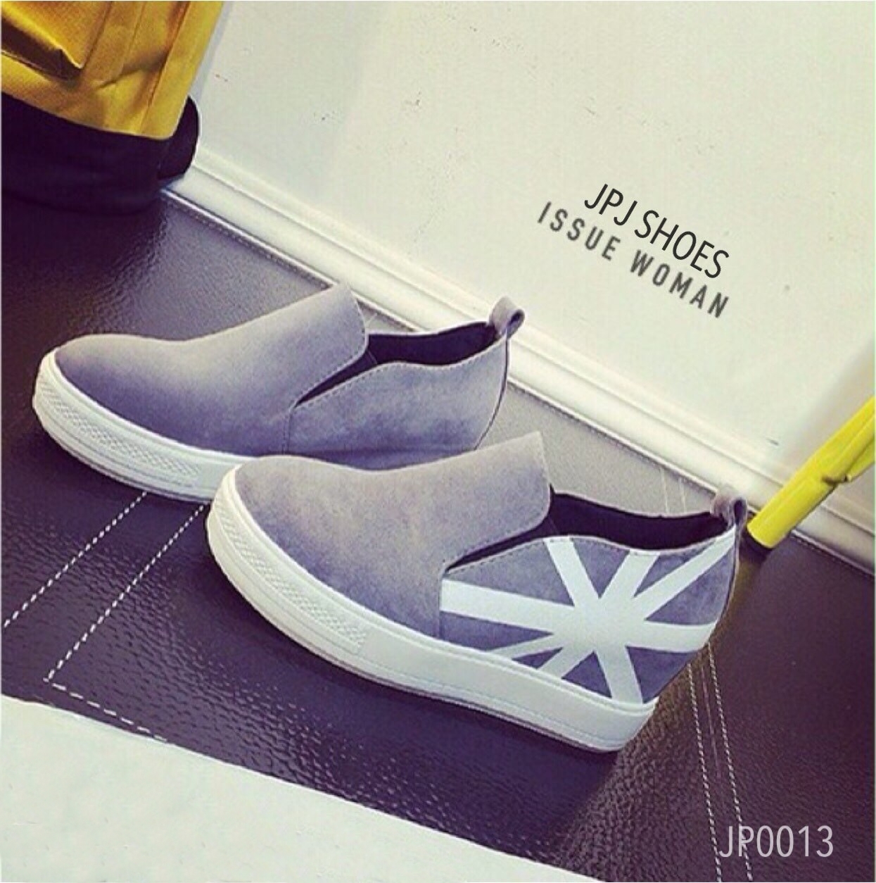 พร้อมส่ง : รองเท้าผ้าใบหุ้มข้อทรง Slip On (สีเทา)