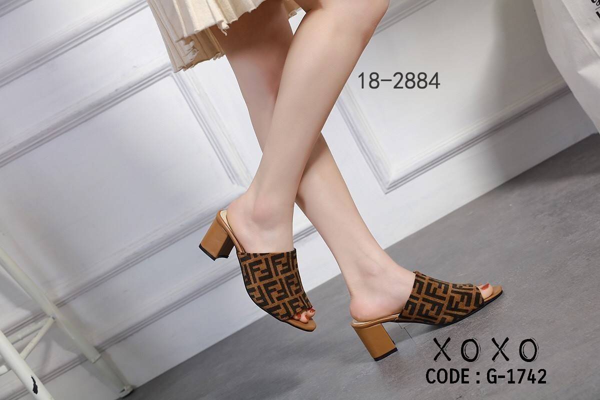 รองเท้าลำลองเปิดส้น Style Fendi (สีน้ำตาล)