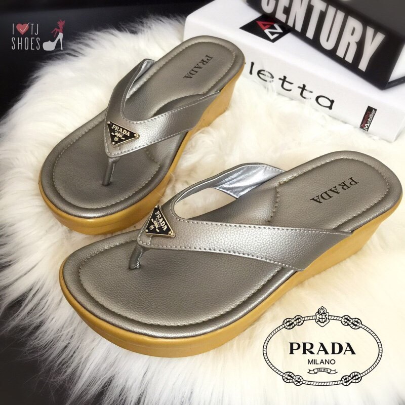 พร้อมส่ง : รองเท้าแตะหูหนีบ Style Prada Milano (สีเงิน)