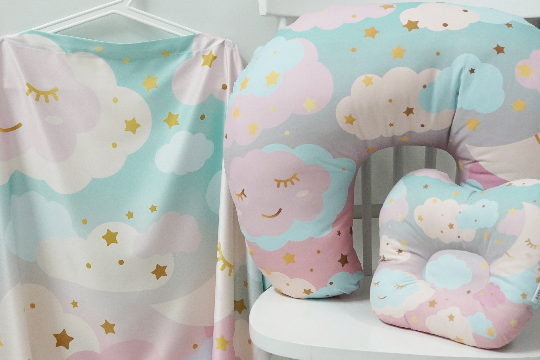 ชุดของขวัญเด็กแรกเกิด BP4 หมอนหลุม + ผ้าคลุมให้นม + หมอนรองให้นม ลาย Moon - Mint Pink