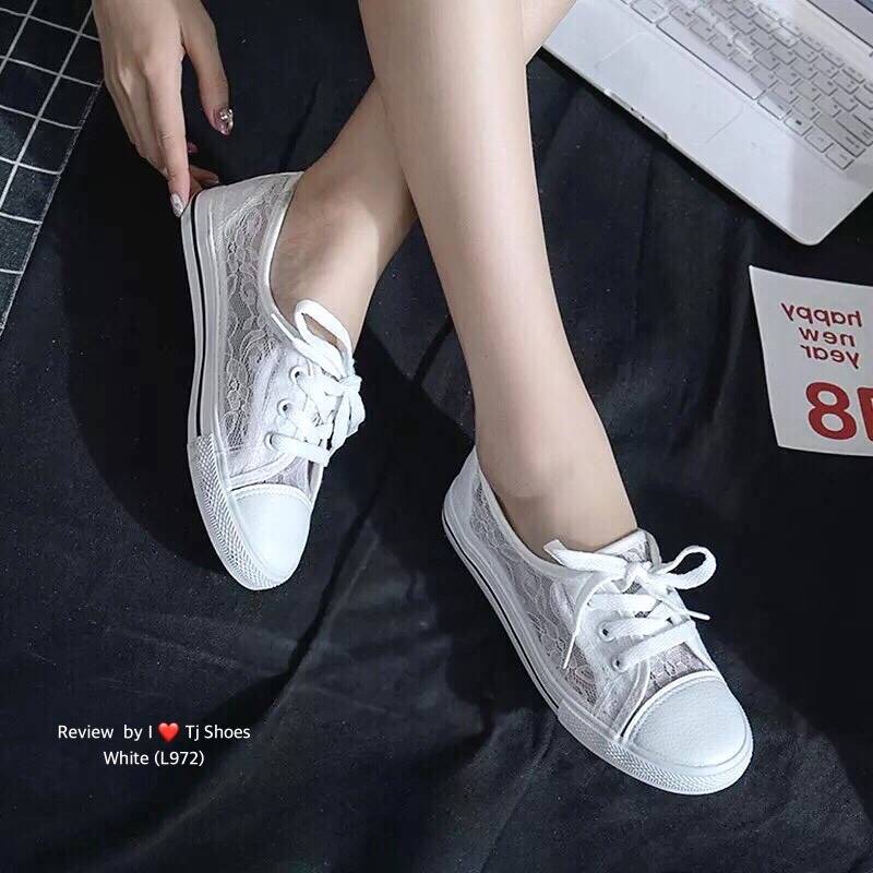 รองเท้าผ้าใบลูกไม้ทรงคัทชู