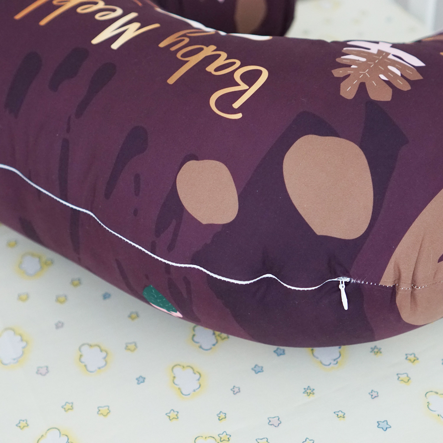 ชุดของขวัญเด็กแรกเกิด NP2 ผ้าคลุมให้นม + หมอนรองให้นม ลาย Paintbrush - Burgundy