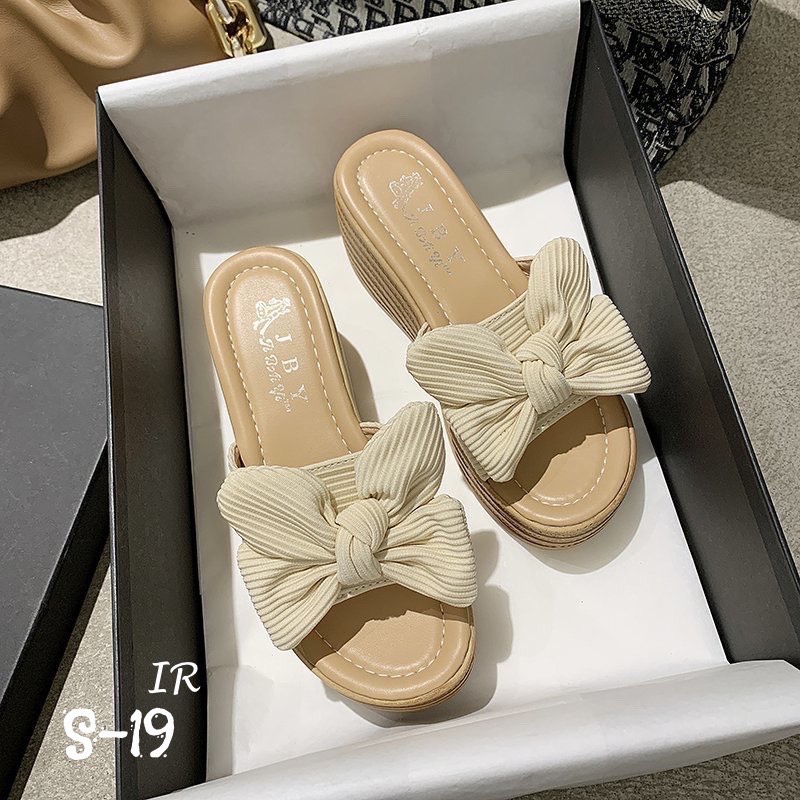 รองเท้าส้นเตารีดแต่งโบว์ลูกฟูก
