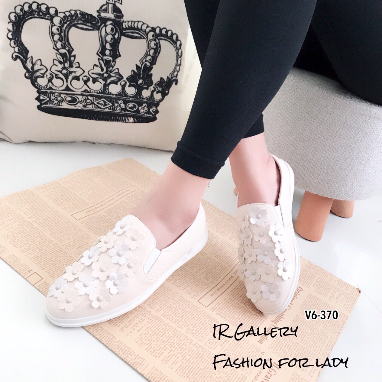 รองเท้าผ้าใบสวมแต่งดอกไม้ (สีครีม)