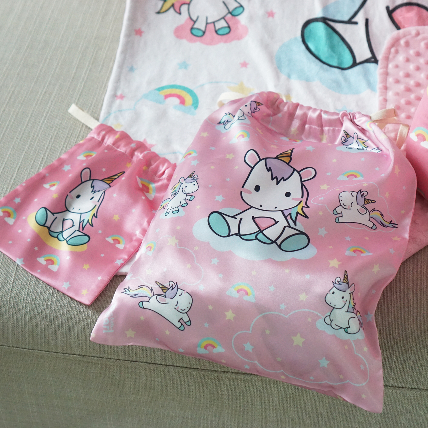 เซทของขวัญเยี่ยมคลอดแบบพร้อมส่ง (ผ้าห่ม Minky+ผ้าคลุมให้นม+หมอนรองให้นม+หมอนหลุม) ลาย Unicorn - Pink