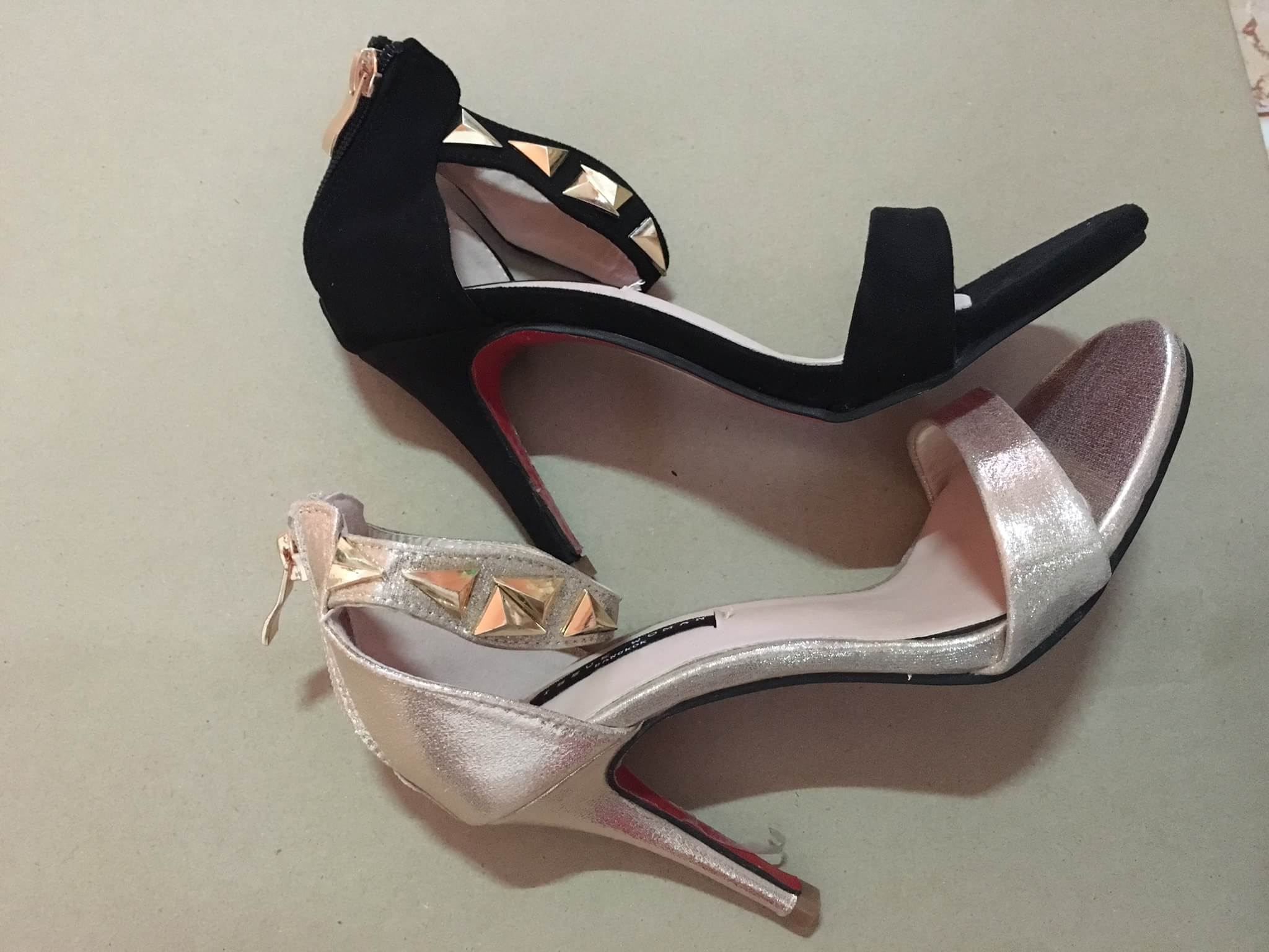 รองเท้าส้นเข็มรัดข้อแต่งอะไหล่ (สีทอง)