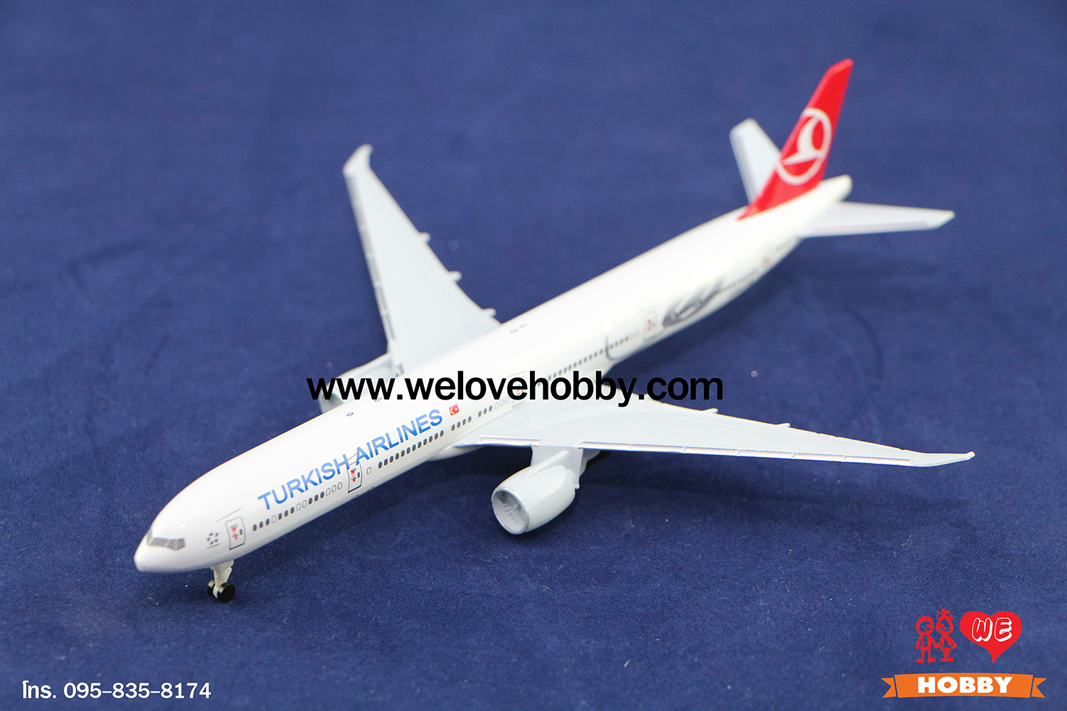 โมเดลเครื่องบิน Turkish Airlines (Boeing 777) ตุรกี ไซส์กลาง แบบมีล้อเครื่องบิน (1:400)