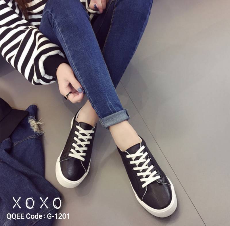 รองเท้าผ้าใบแต่งลายดาวหลัง (สีดำ)