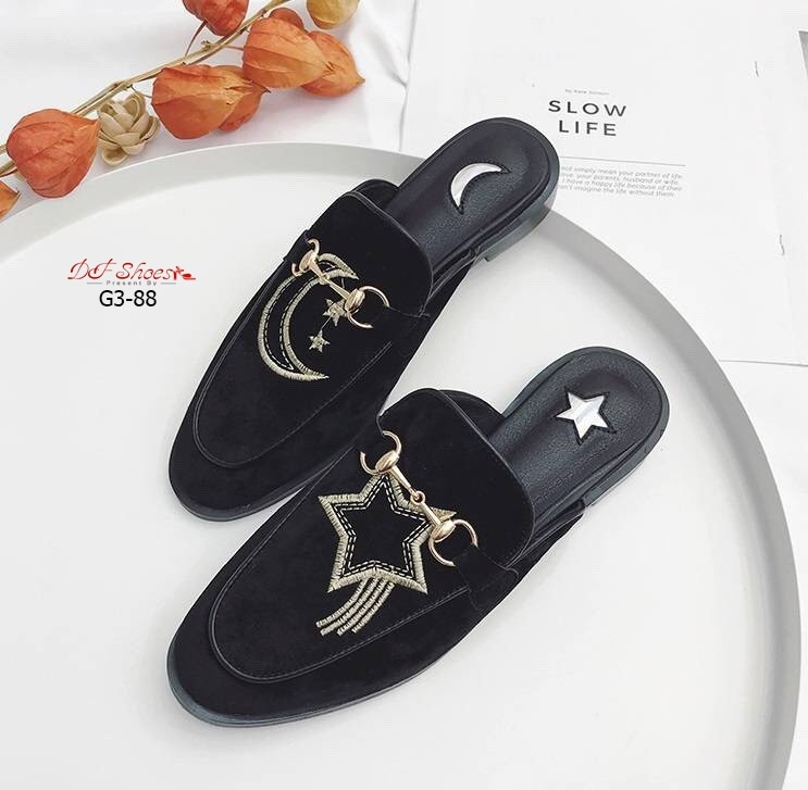 รองเท้าโลฟเฟอร์ปักลาย (สีดำ)