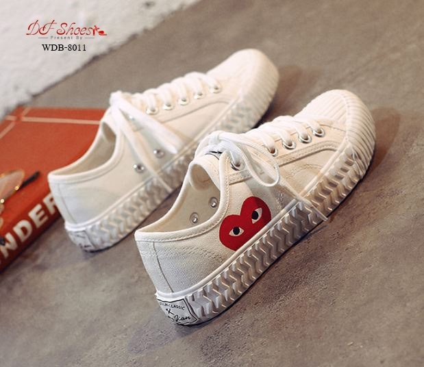 รองเท้าผ้าใบแคนวาสแต่งลายหัวใจ (สีขาว)