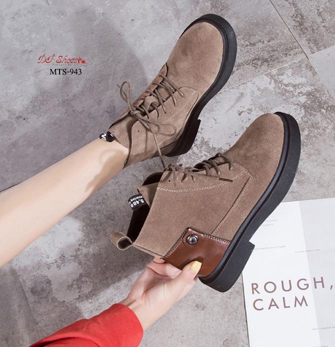 รองเท้าผ้าใบหุ้มข้อหนังกลับแต่งหมุด (สีกากี)
