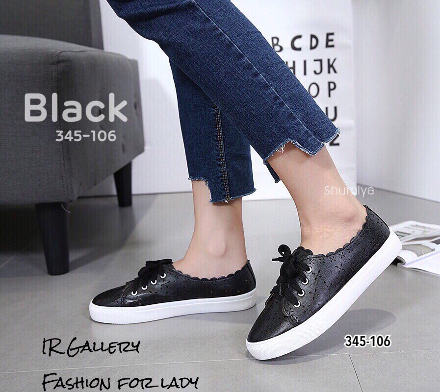 รองเท้าผ้าใบทรงคัทชูฉลุลาย (สีดำ)