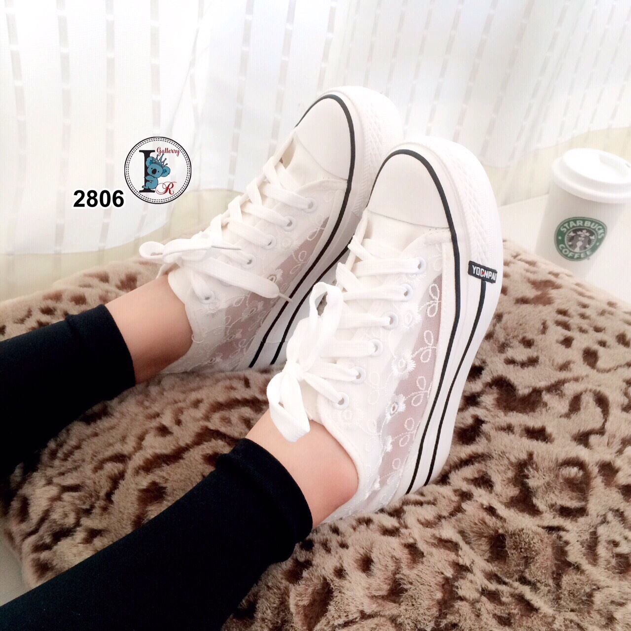 รองเท้าผ้าใบแต่งลูกไม้ลายดอก