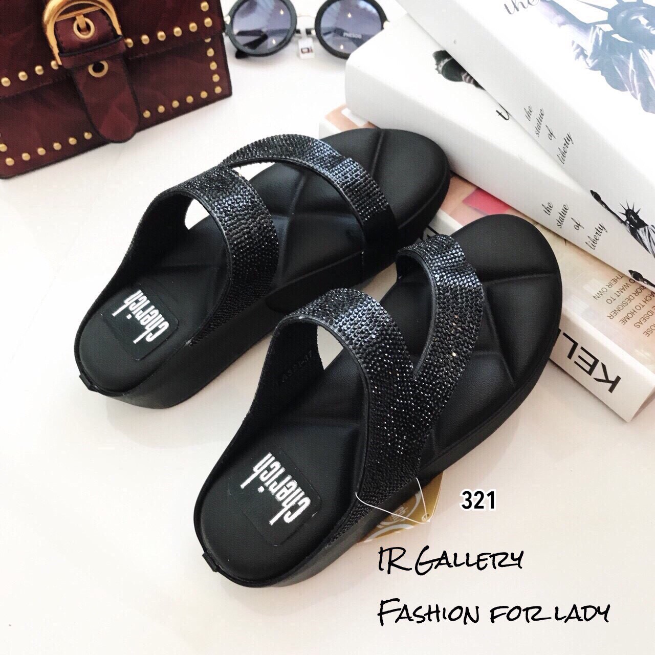 รองเท้าแตะ Fit Flop แต่งอะไหล่เพชร (สีเงิน)