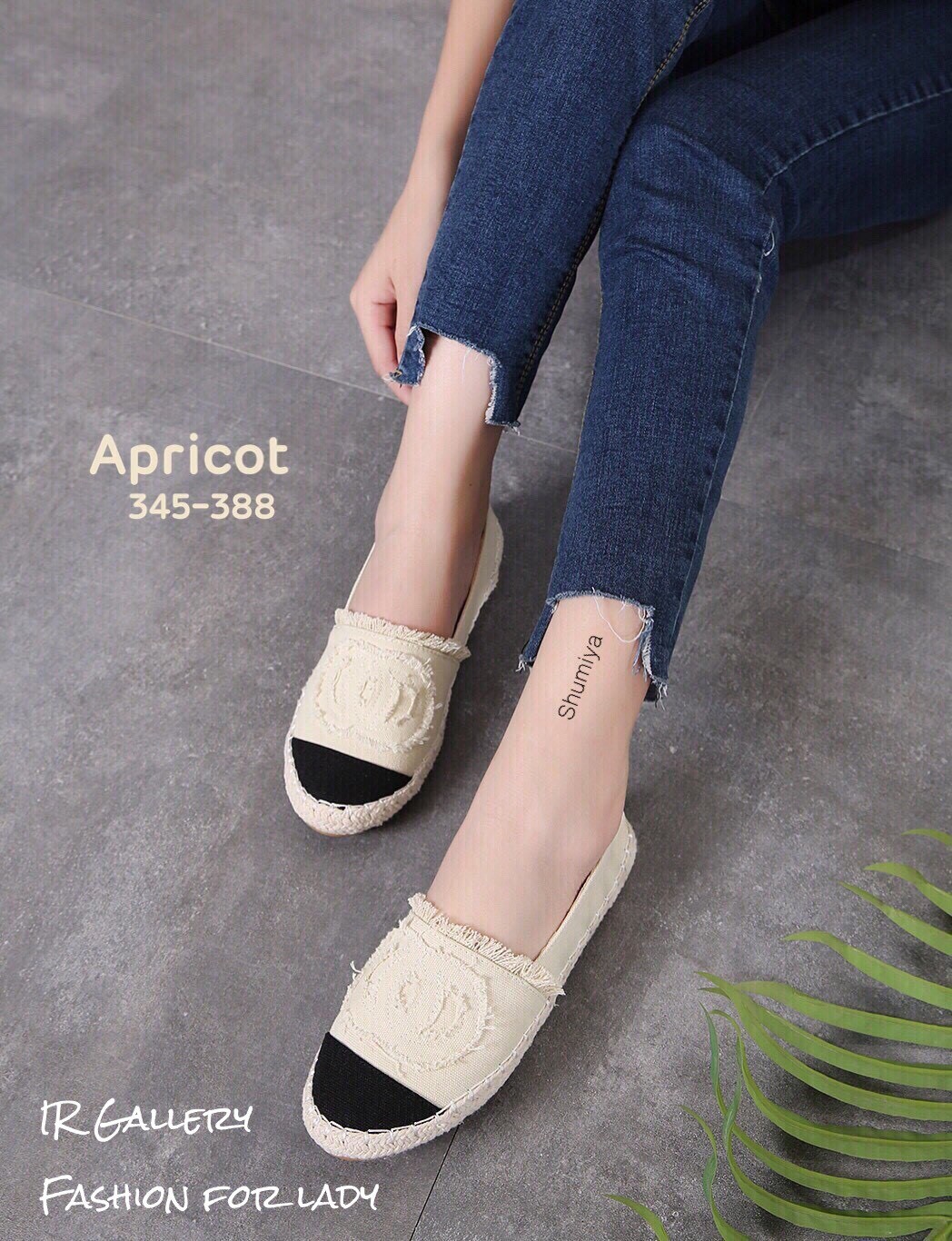 รองเท้าทรงสวมปักลาย (สีครีม)