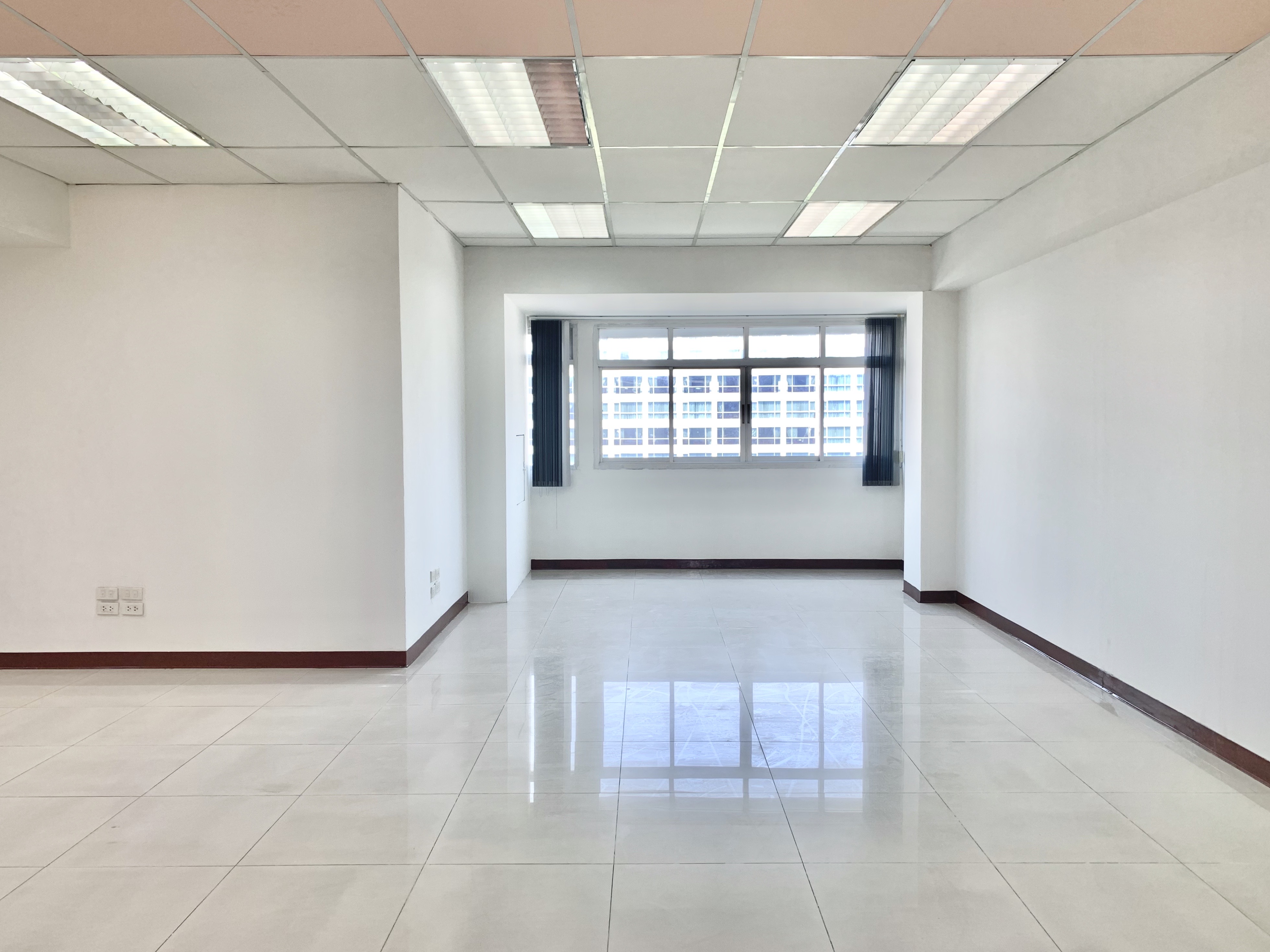 ให้เช่าสำนักงานออฟฟิศ ใจกลางเมืองกรุงเทพ ย่านประตูน้ำ ใกล้ห้างเซ็นทรัลเวิลด์และใกล้รถไฟฟ้า