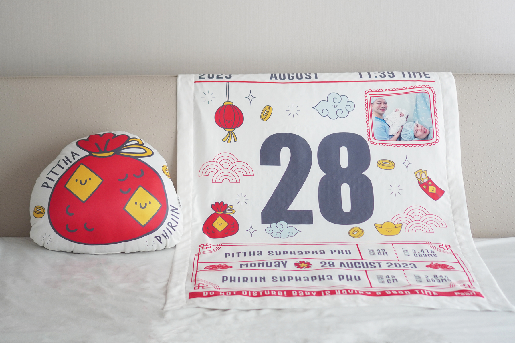 ชุดของขวัญเด็ก หมอนอิง 1 ใบ + ผ้าห่มขนาด 75x100cm ใส่รูปถ่าย ลาย Chinese Calendar White/Grey