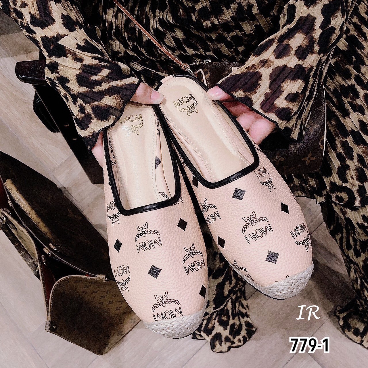 รองเท้าสลิปเปอร์แต่งลายแฟชั่น (สีครีม)