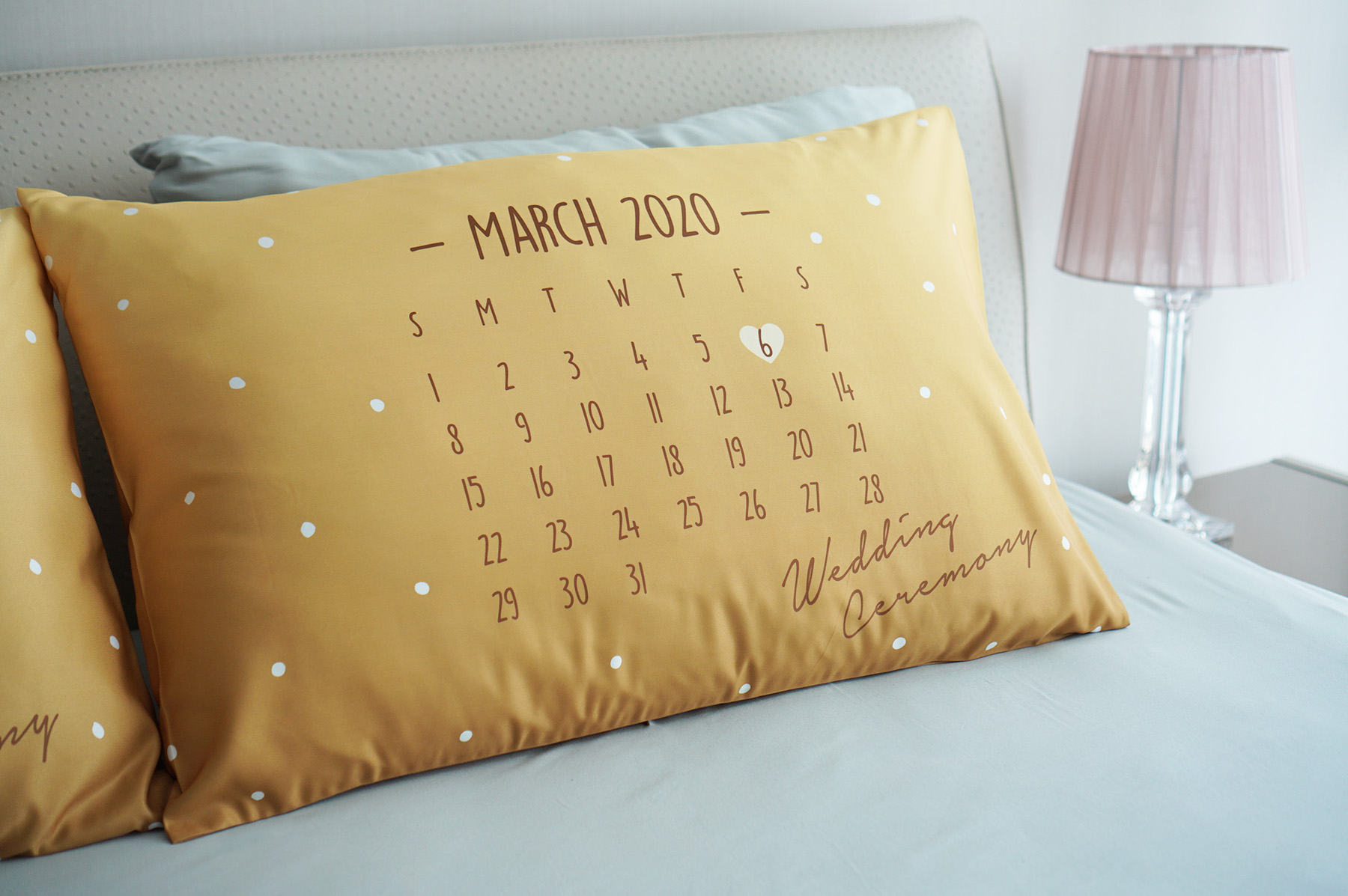 ปลอกหมอนหนุนคู่ พิมพ์ลายเต็มผืน ลาย Calendar - Mustard