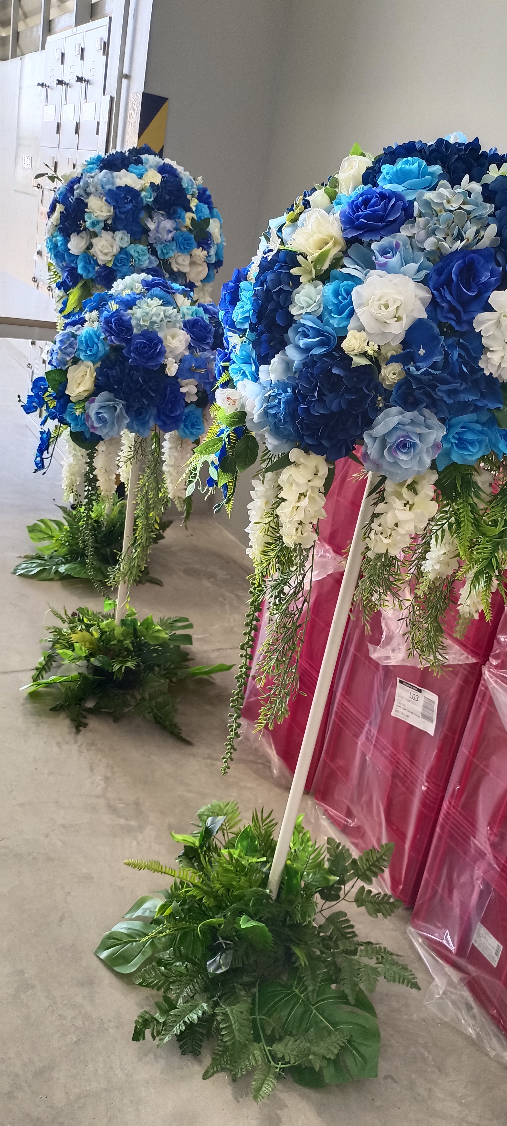 เสาตัดริบบิ้นดอกไม้ปลอม (สำหรับเช่า) RF110 - จำนวน 3 เสา (สำหรับคนตัด 2 คน)