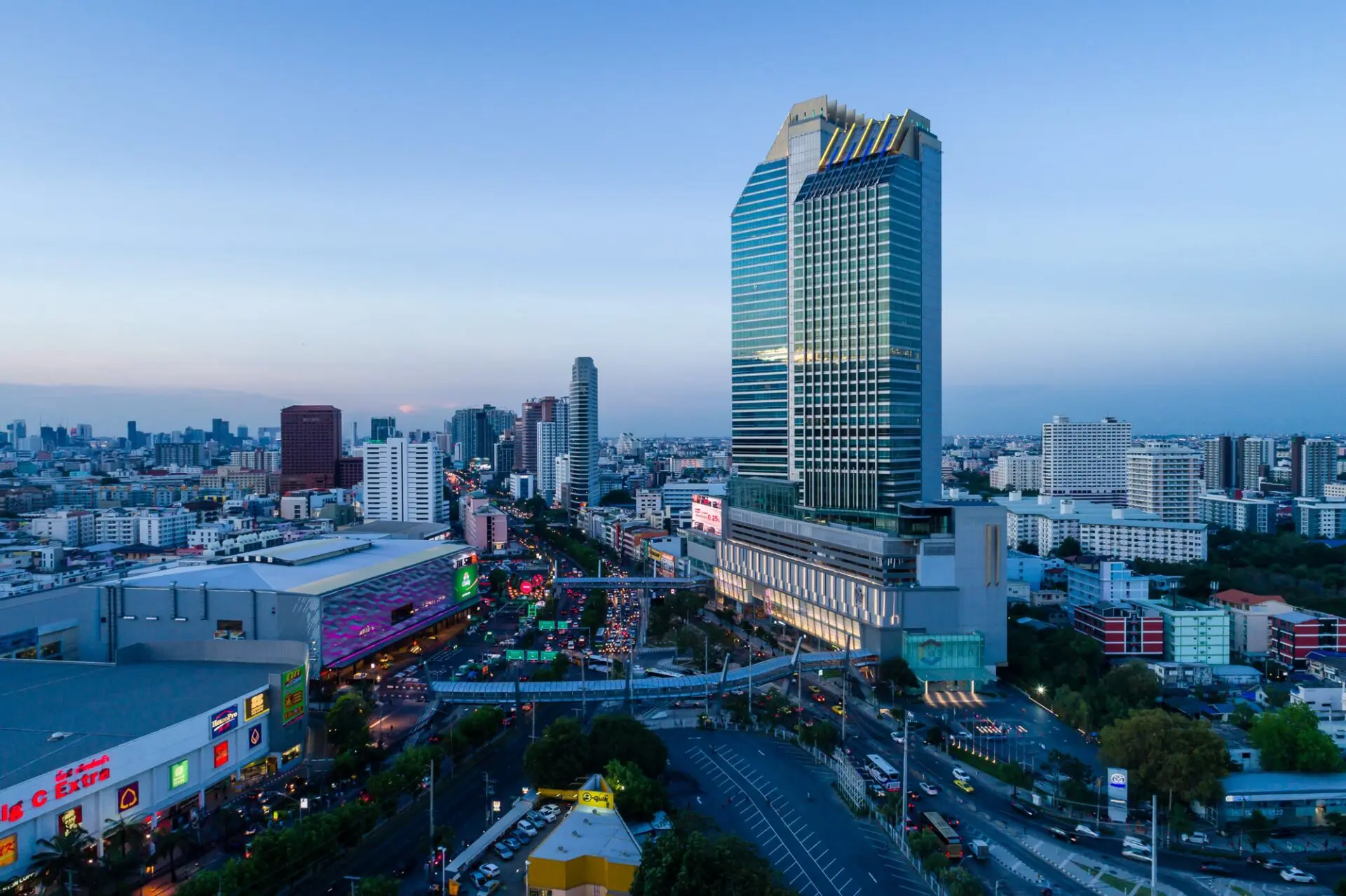 CW Tower, office space for rent on Ratchadaphisek Road, Bangkok, Thailand, near The Street Ratchada.