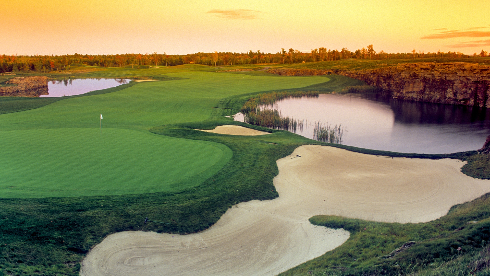 Looking to buy a golf course business in Bangkok, Chonburi, Nakhon Ratchasima, Chiang Mai, Phuket and other tourist provinces in Thailand.