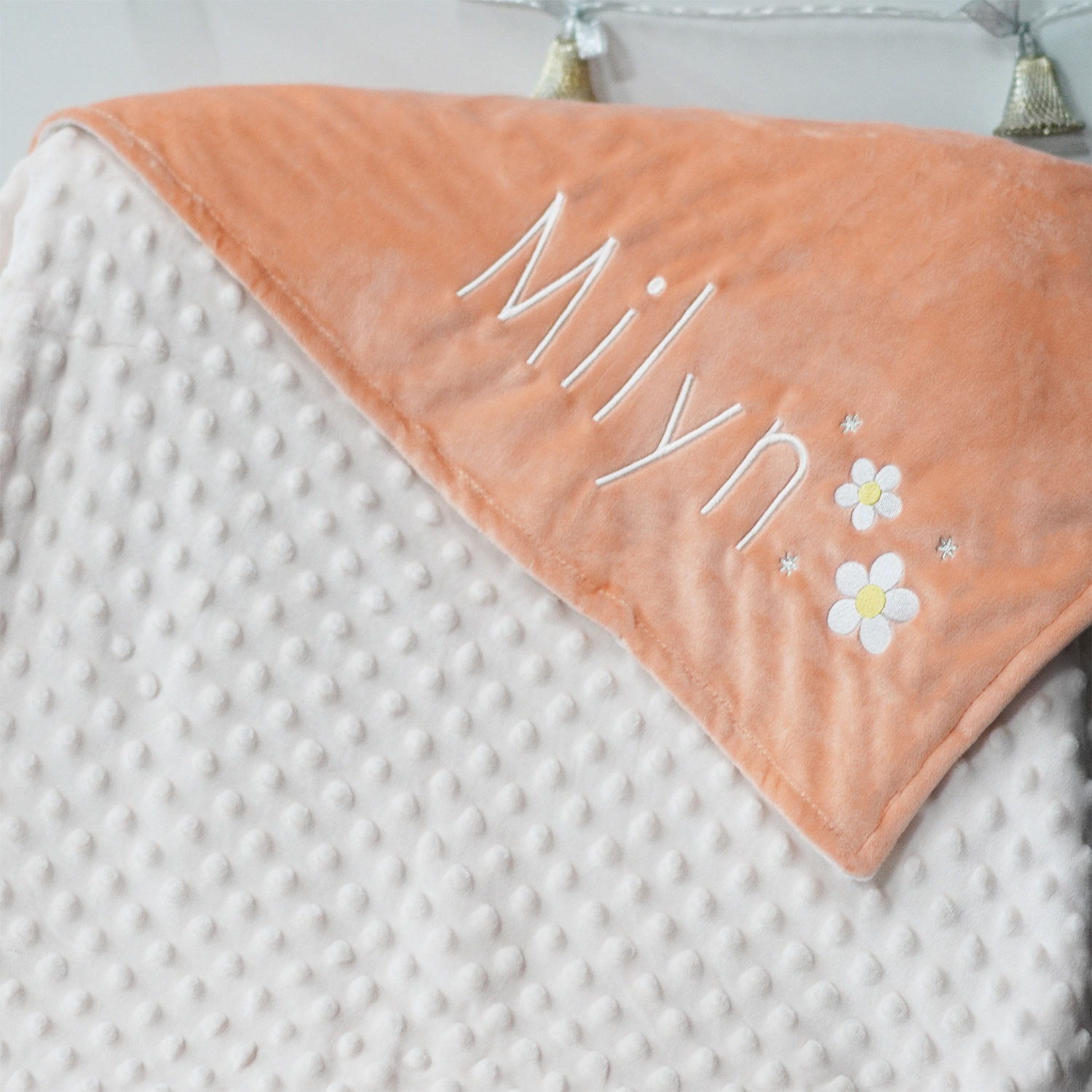 ผ้าห่ม Minky - สี Peach 75x100cm แบบปักชื่อ+icon - Daisy