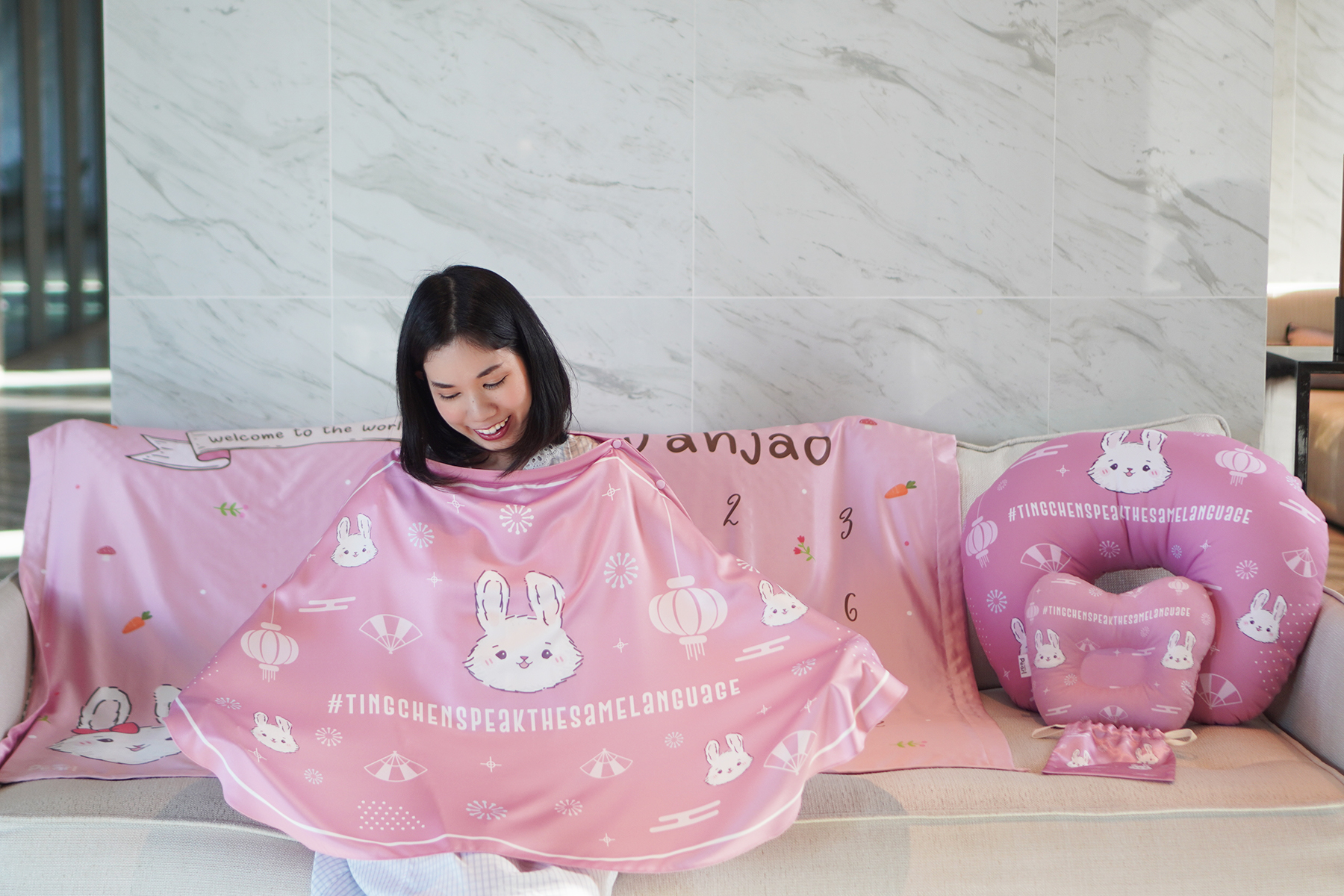 ชุดของขวัญเด็กแรกเกิด BP6 ผ้าห่ม ขนาด 100x150cm + ผ้าคลุมให้นม 3in1 + หมอนรองให้นม + หมอนหลุม ลาย Rabbit with Carrot - Pink