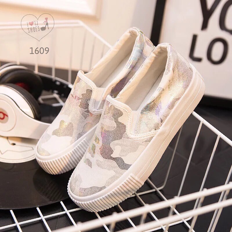 รองเท้า Slip on สีสะท้อนแสง (สีขาว)
