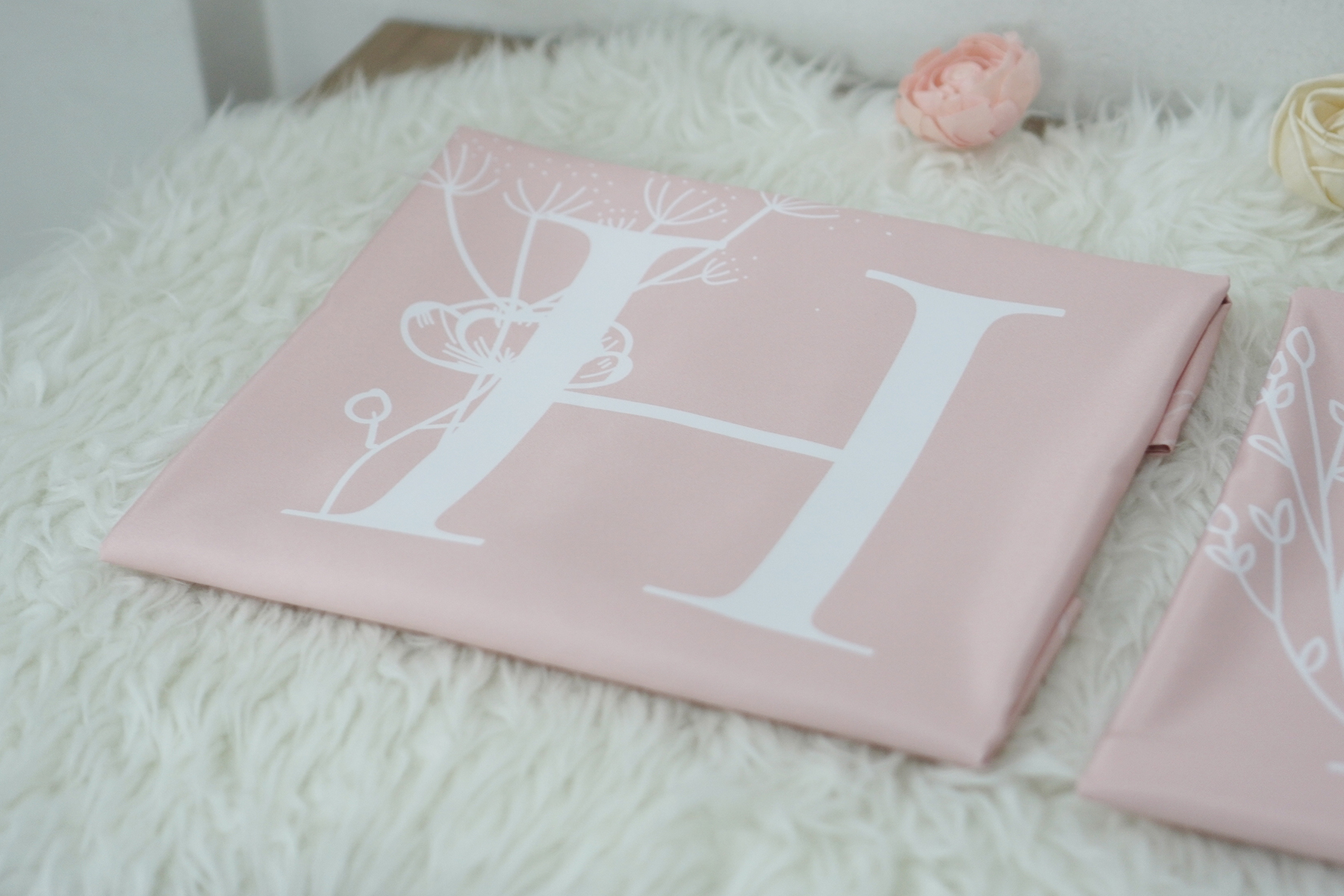 ปลอกหมอนหนุนคู่ พิมพ์ลายเต็มผืน Botanical - Light Pink