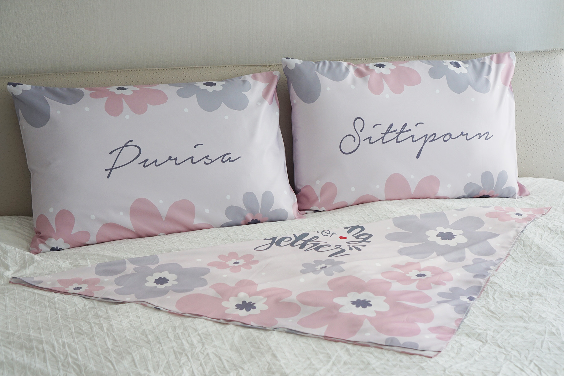 ชุดของขวัญแต่งงาน ปลอกหมอนคู่+ผ้าพันคอ/ผ้าคลุมไหล่ ลาย Big Flower - Light Pink
