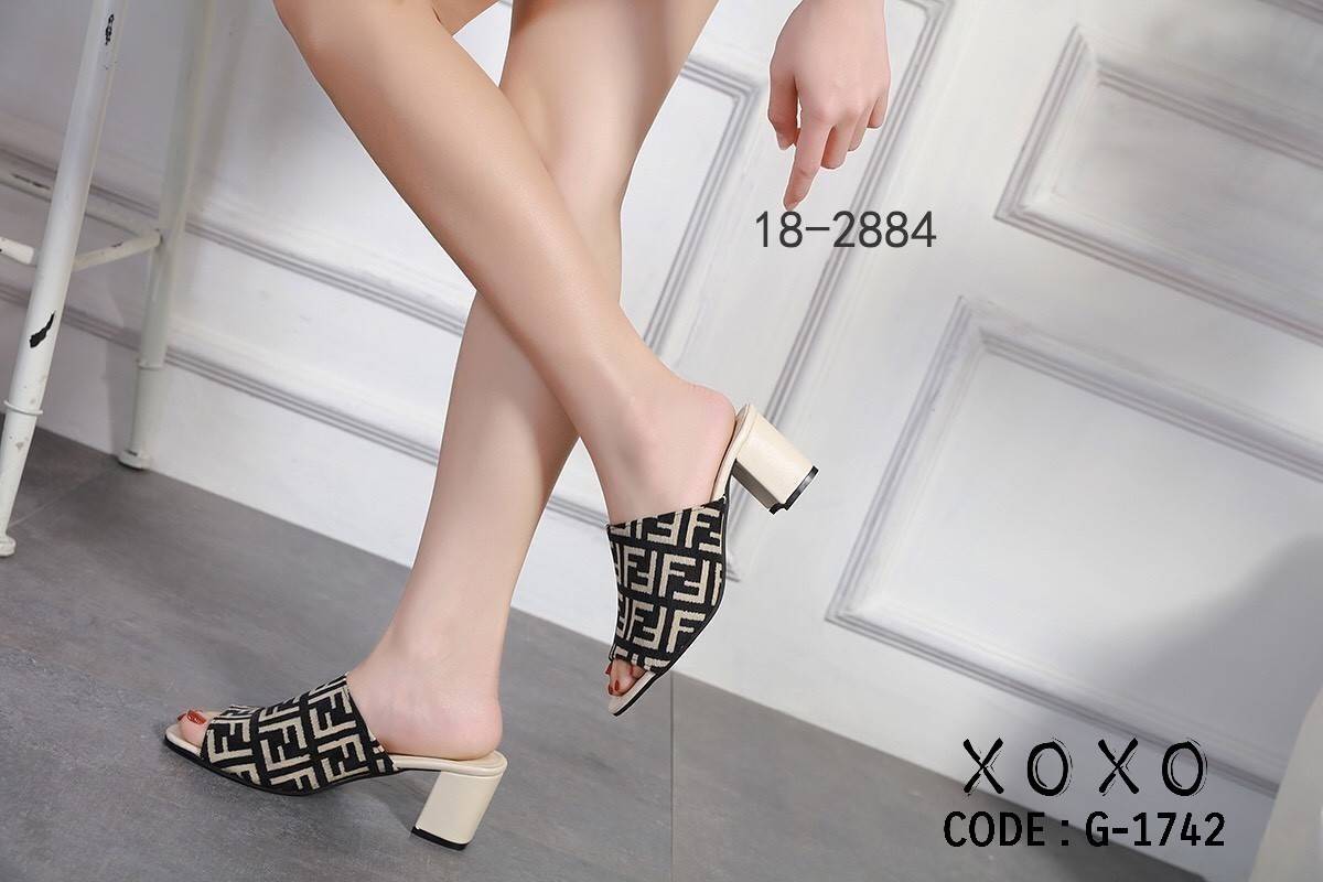 รองเท้าลำลองเปิดส้น Style Fendi (สีน้ำตาล)