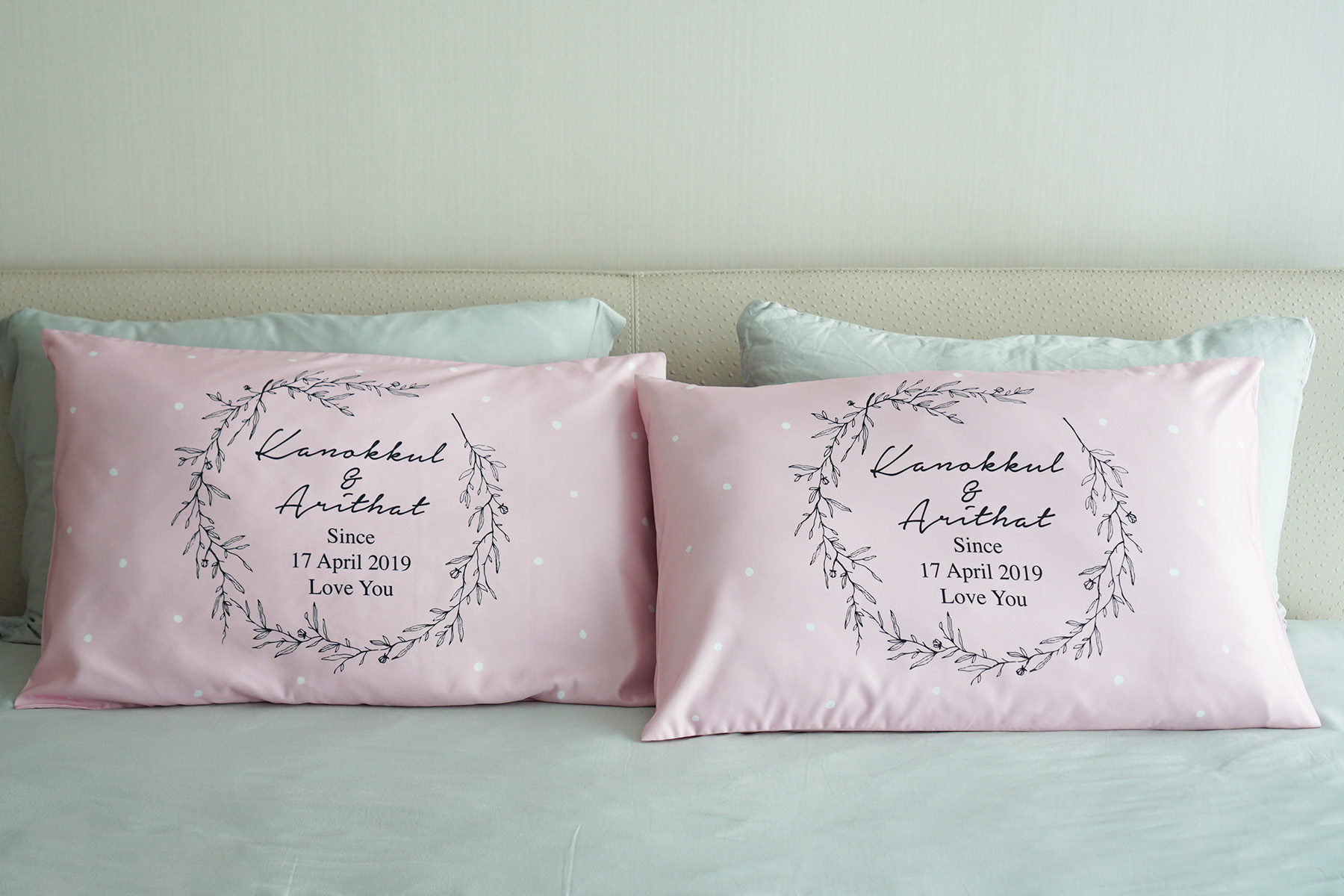 ปลอกหมอนหนุนคู่ พิมพ์ลายเต็มผืน Leaves Frame - Pink