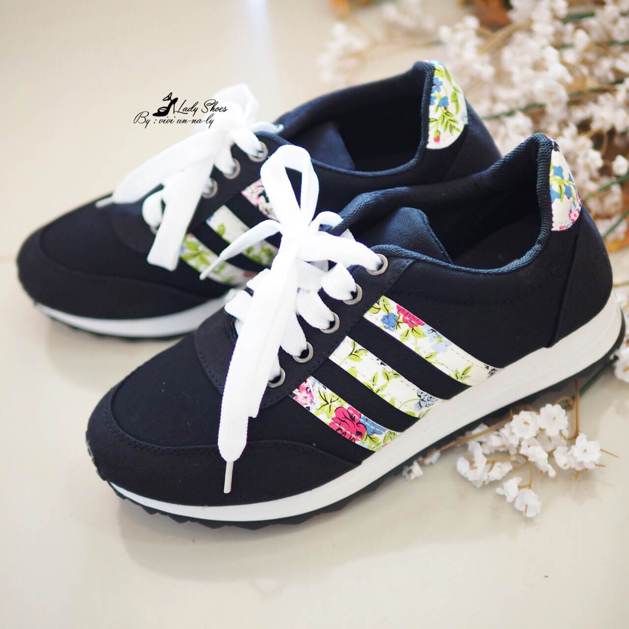 รองเท้าผ้าใบทรงสปอร์ตแต่งลาย (สีดำ)